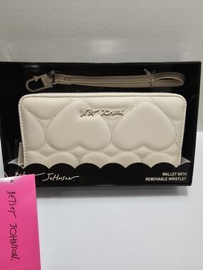 Betsey Johnson Chalk White Quilted Hearts Zip Around Wristlet Wallet NIB NWT